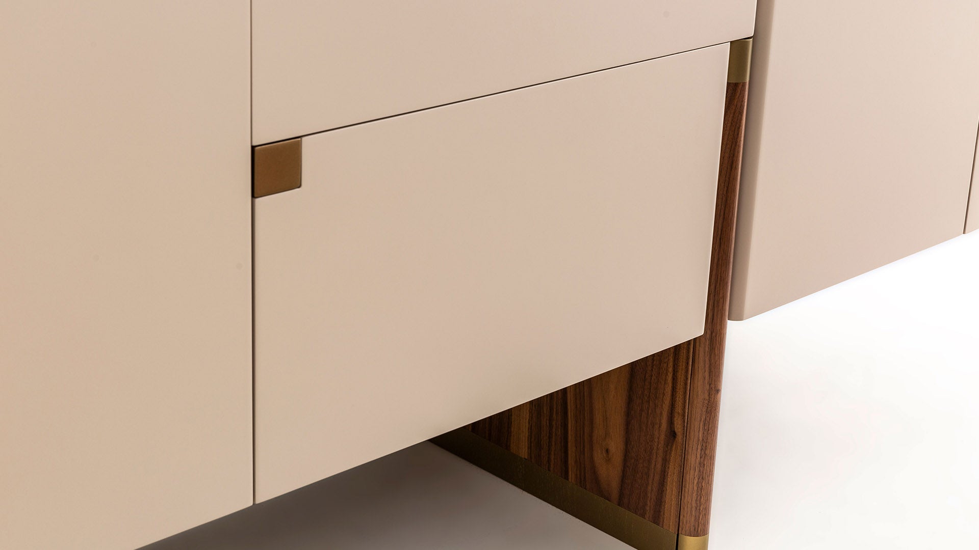 Бюфет «Delta Bej Walnut» с естествен фурнир, с две чекмеджета, размер 220х79х51см
