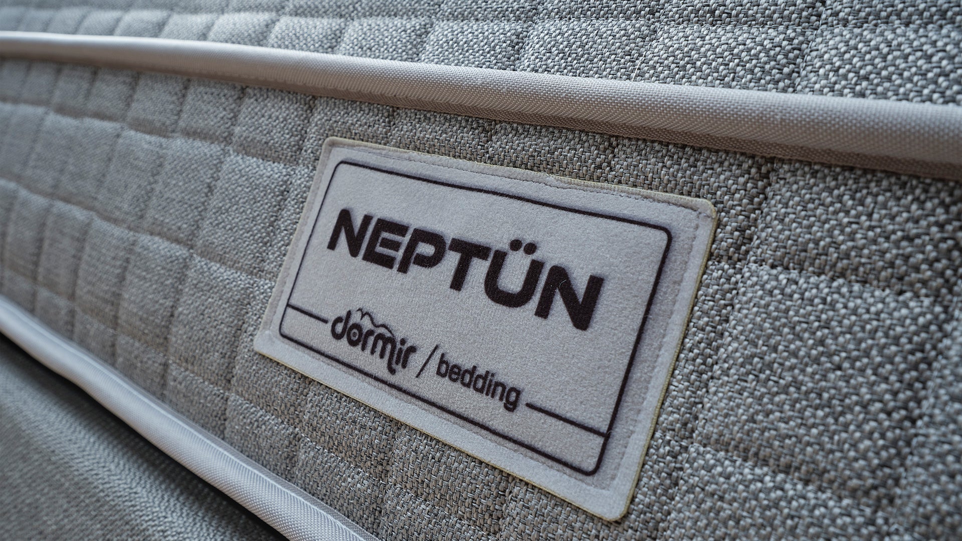 Тапицирано легло «Neptun» + Матрак и табла - с място за съхранение, повдигащ механизъм